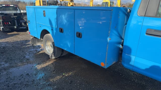 Image of Ford F-350 equipment image 3