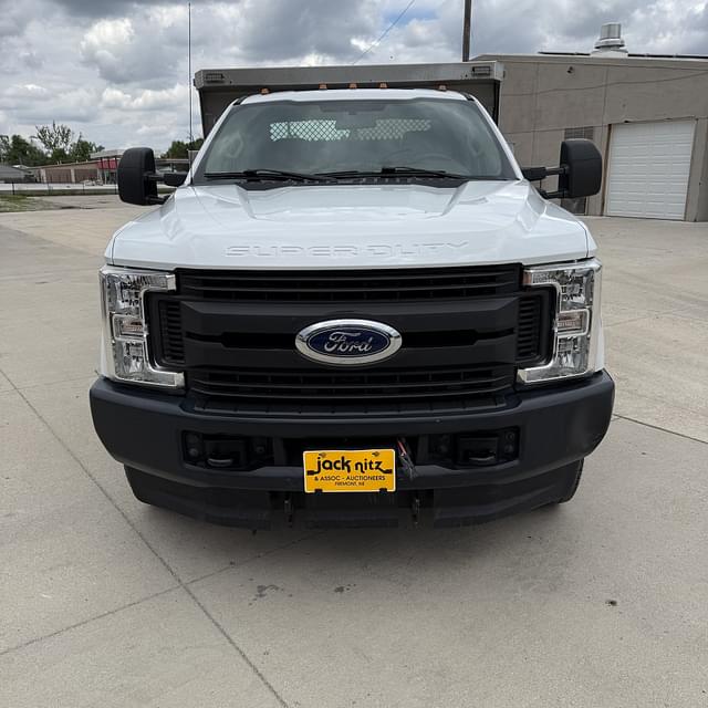 Image of Ford F-350 equipment image 4