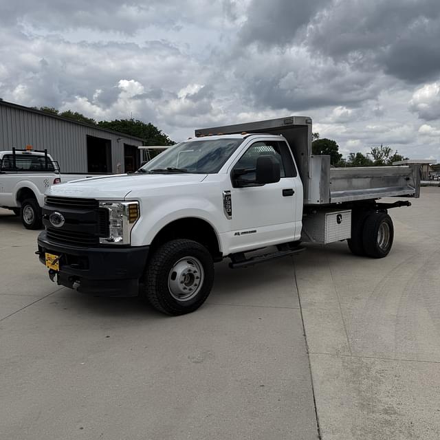 Image of Ford F-350 equipment image 2
