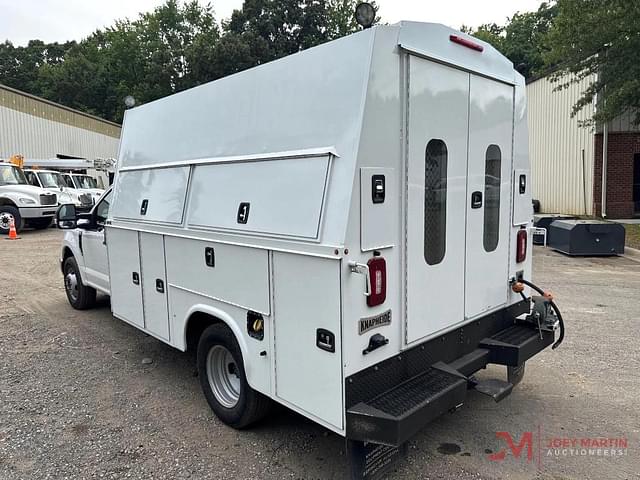 Image of Ford F-350 equipment image 2