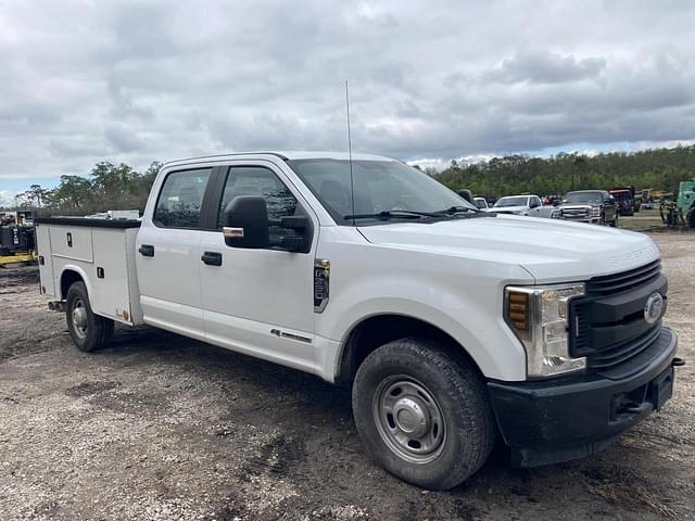 Image of Ford F-350 equipment image 3