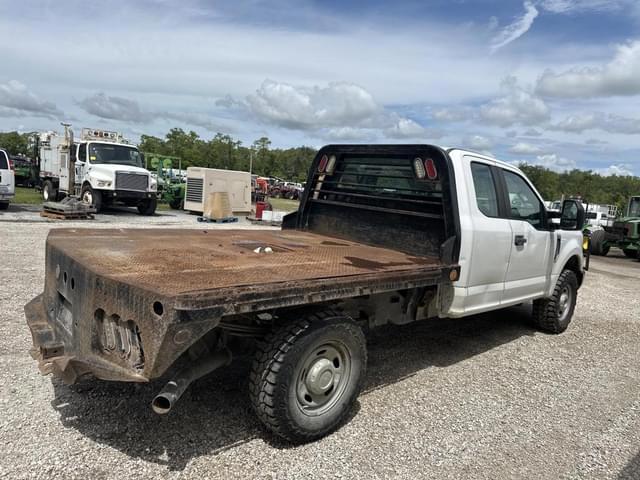 Image of Ford F-350 equipment image 2