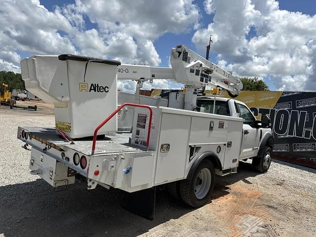 Image of Ford F-550 equipment image 3