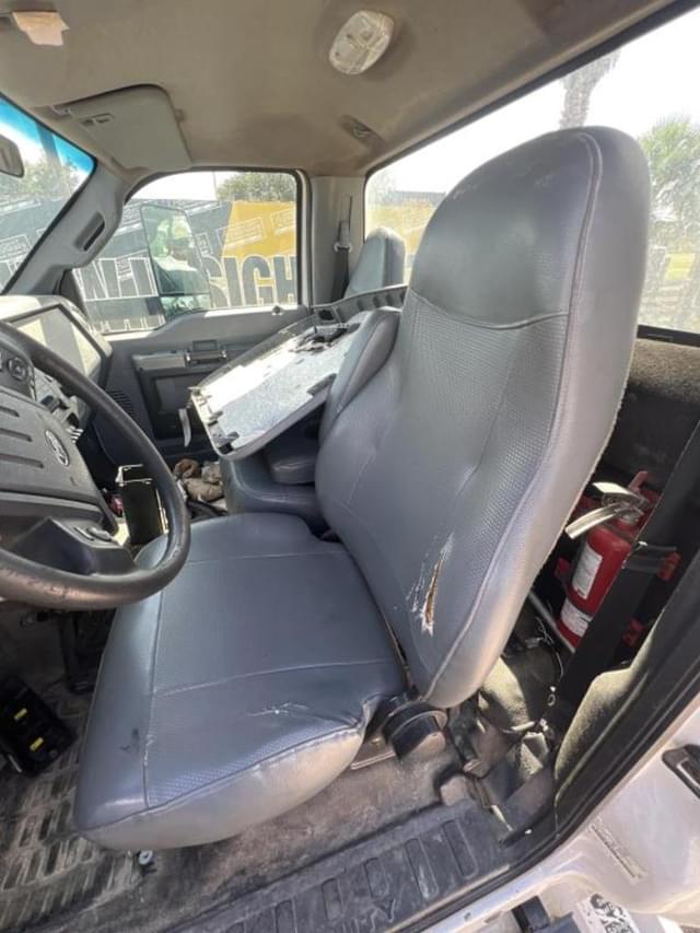 Image of Ford F-750 equipment image 4
