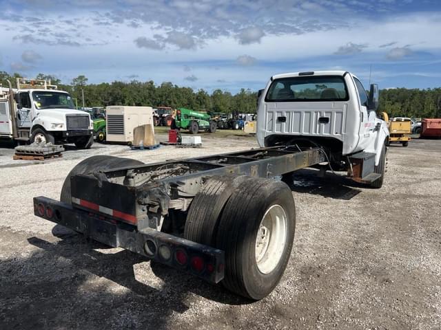 Image of Ford F-750 equipment image 2