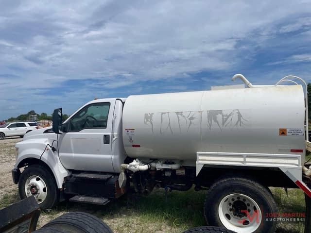 Image of Ford F-750 equipment image 4