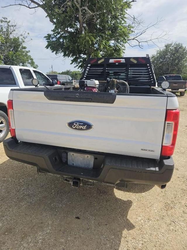 Image of Ford F-250 equipment image 4