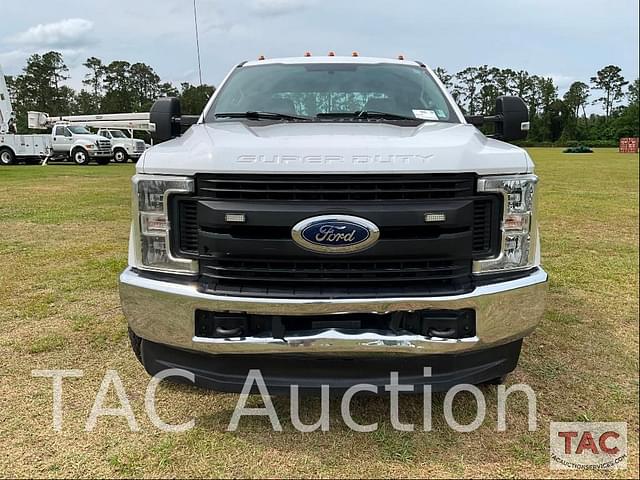 Image of Ford F-350 equipment image 3