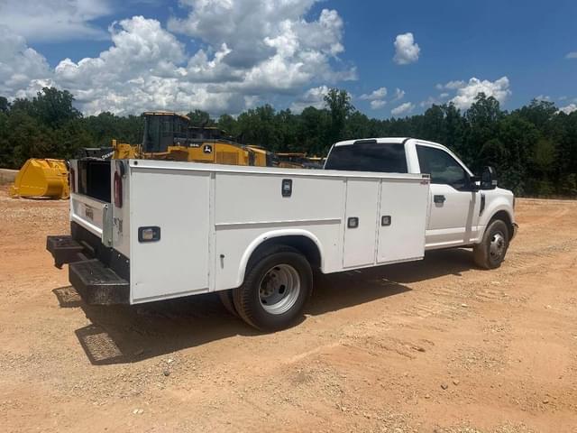 Image of Ford F-350 equipment image 3
