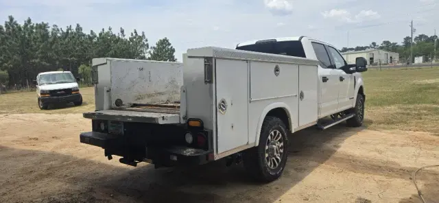 Image of Ford F-350 equipment image 3