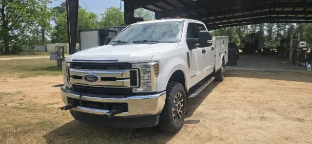 Image of Ford F-350 equipment image 1