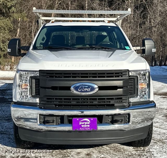 Image of Ford F-350 equipment image 1