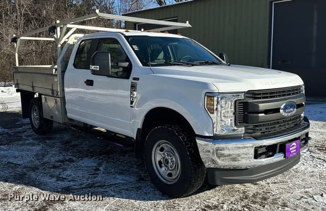 Image of Ford F-350 equipment image 2