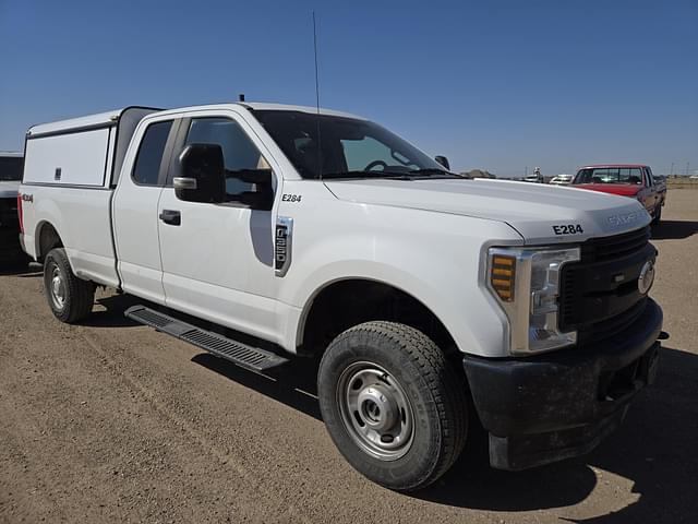 Image of Ford F-350 equipment image 1