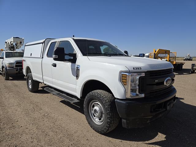 Image of Ford F-350 equipment image 1