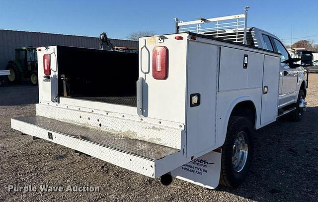 Image of Ford F-350 equipment image 4