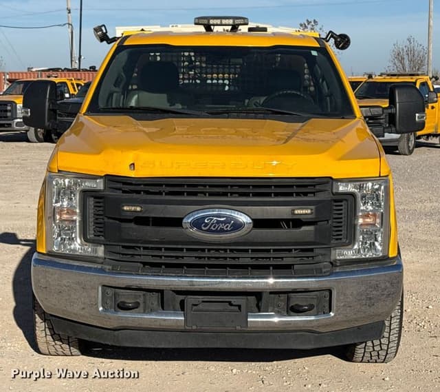 Image of Ford F-350 equipment image 1