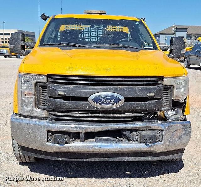 Image of Ford F-350 equipment image 1