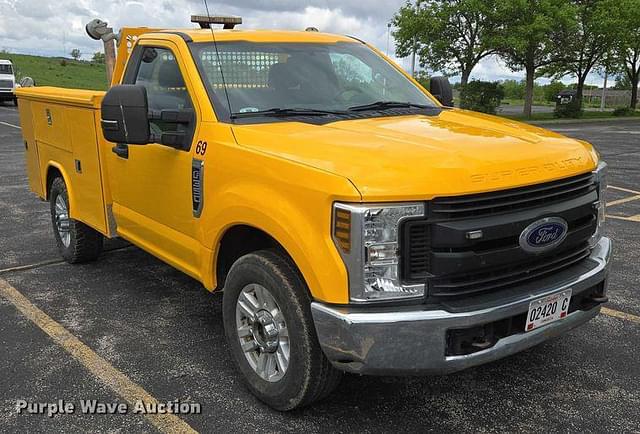 Image of Ford F-350 equipment image 2