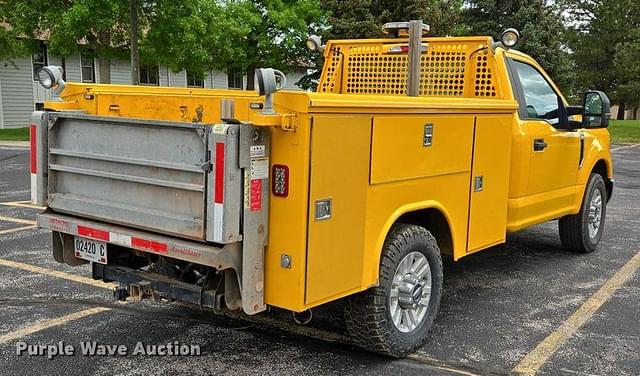 Image of Ford F-350 equipment image 4