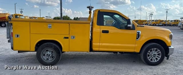 Image of Ford F-350 equipment image 3