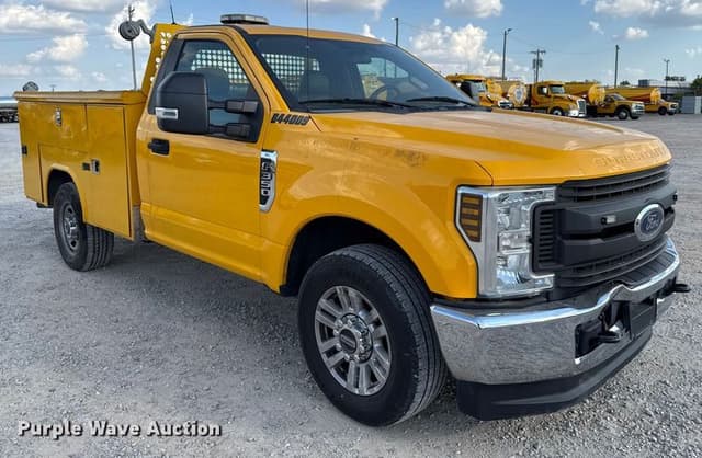 Image of Ford F-350 equipment image 2