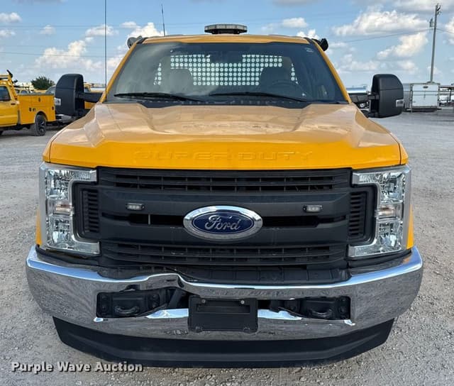 Image of Ford F-350 equipment image 1