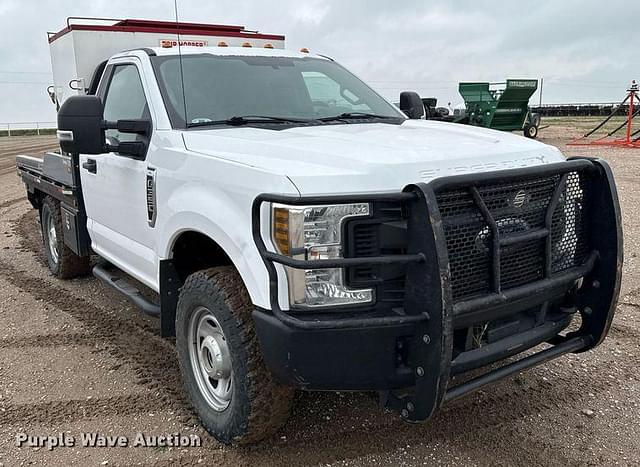 Image of Ford F-350 equipment image 2