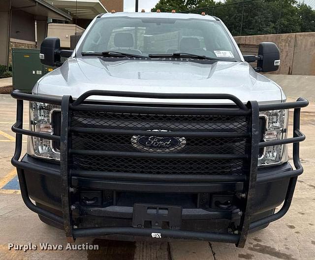 Image of Ford F-350 equipment image 1