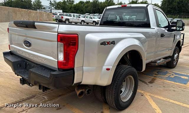 Image of Ford F-350 equipment image 4
