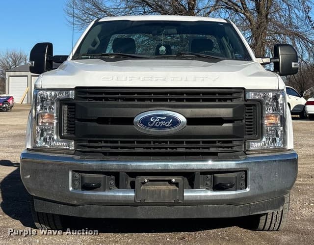 Image of Ford F-350 equipment image 1