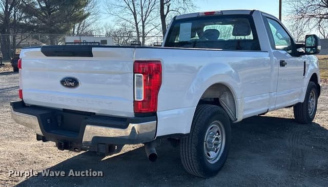 Image of Ford F-350 equipment image 4