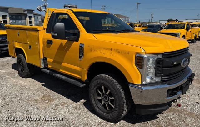 Image of Ford F-350 equipment image 2