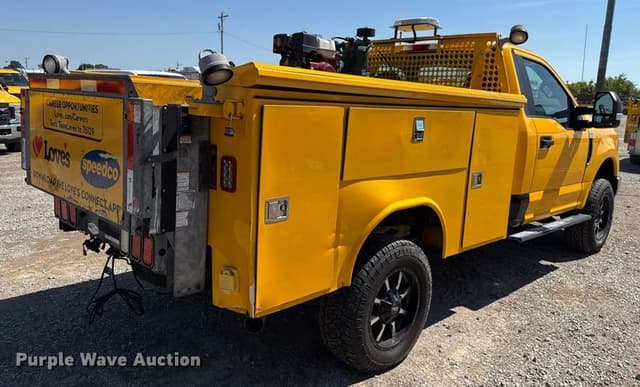 Image of Ford F-350 equipment image 4