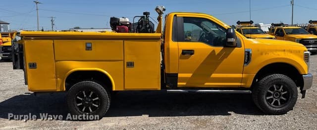 Image of Ford F-350 equipment image 3