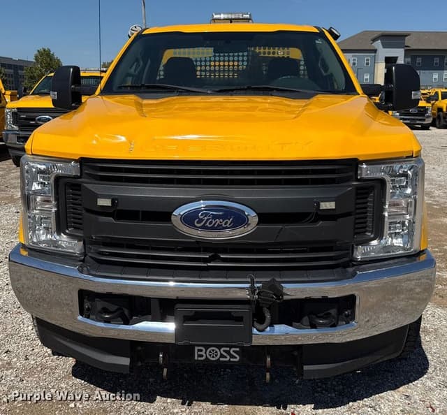 Image of Ford F-350 equipment image 1