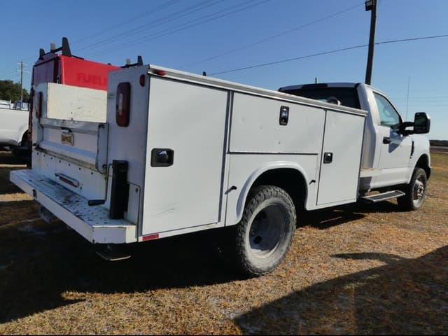 Image of Ford F-350 equipment image 3