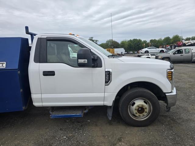 Image of Ford F-350 equipment image 4