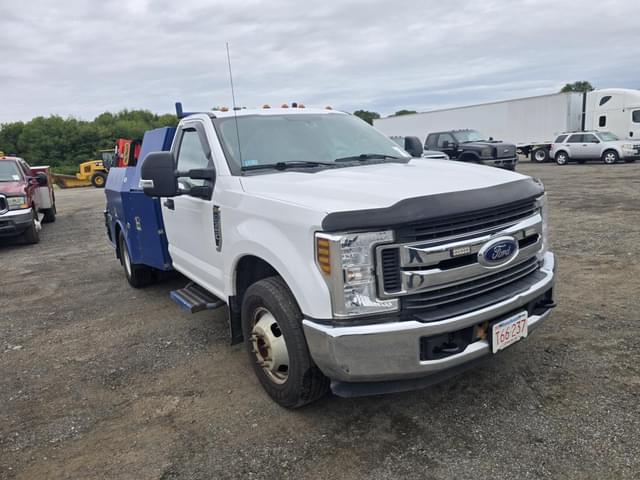 Image of Ford F-350 equipment image 2