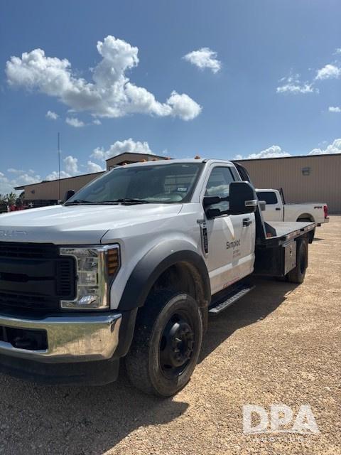 Image of Ford F-550 Primary image