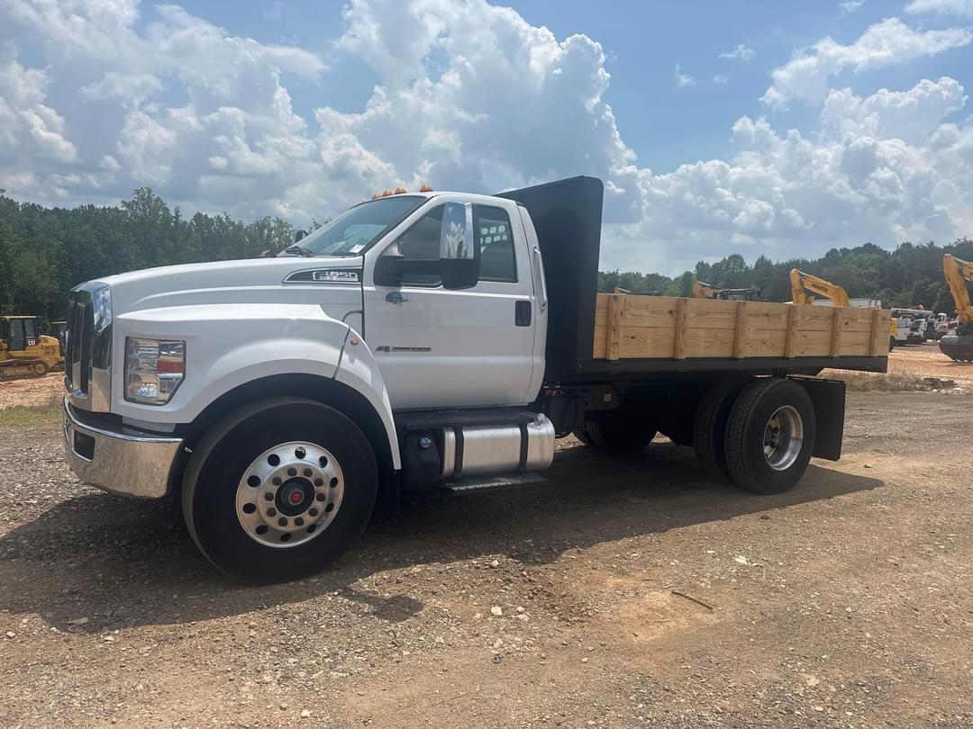 Image of Ford F-650 Primary image