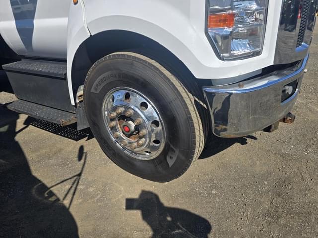Image of Ford F-750 equipment image 4