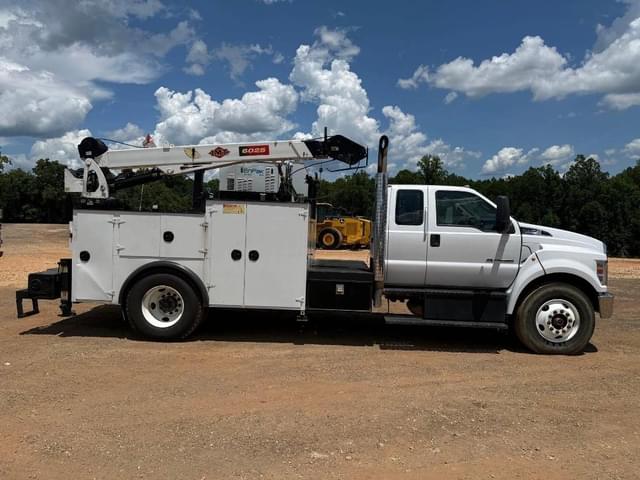 Image of Ford F-750 equipment image 3