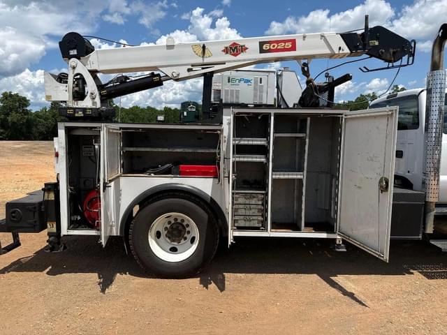 Image of Ford F-750 equipment image 4