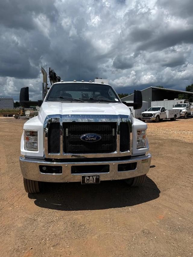 Image of Ford F-750 equipment image 1