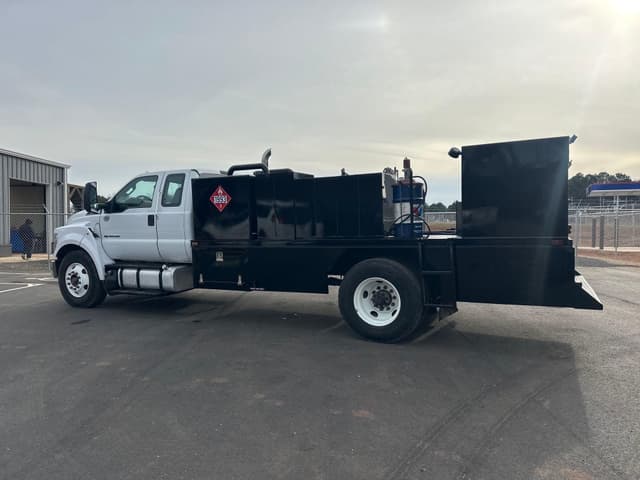 Image of Ford F-750 equipment image 4