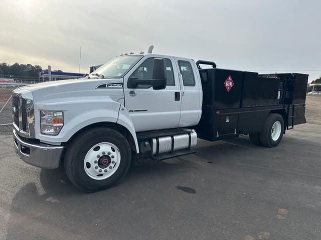 Image of Ford F-750 equipment image 2