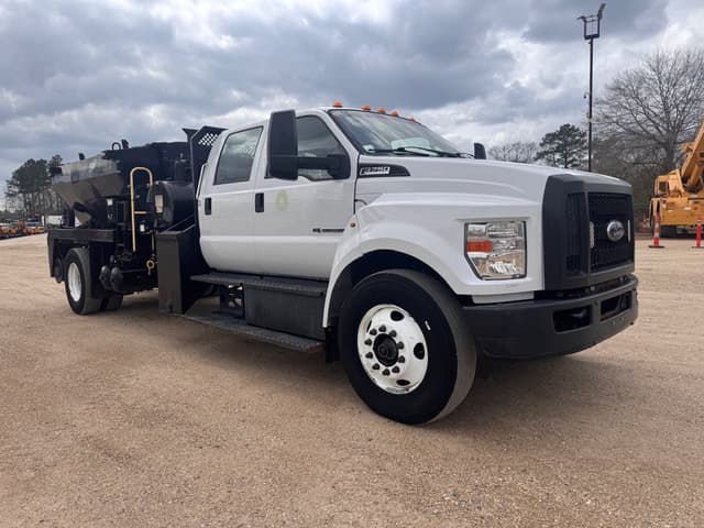 Image of Ford F-750 equipment image 3