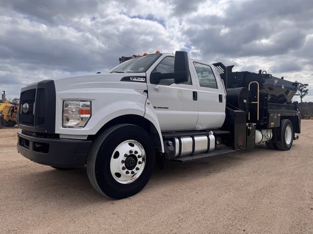 Image of Ford F-750 equipment image 1