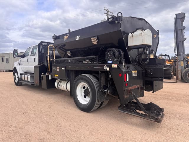 Image of Ford F-750 equipment image 2